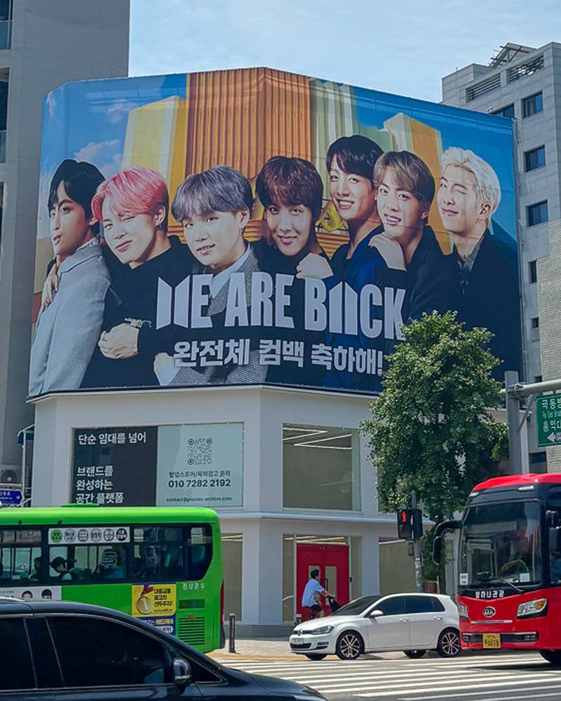 [BTS] 전 멤버 전역 기념 팬 광고 현장 사진 1